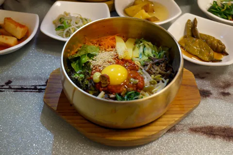 บิบิมบับ ต้นตำรับจอนจู vs โซล ร้านไหนดี กินยังไงให้อร่อย