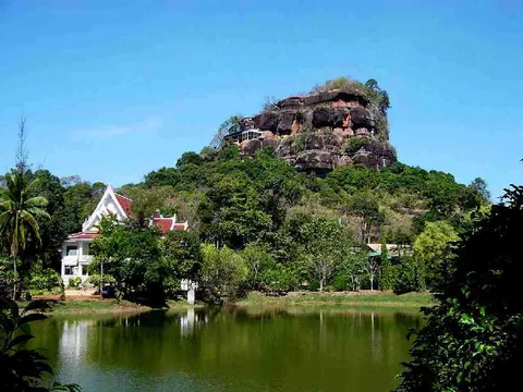 Bueng Kan: leo Phu Langka tới hang Naka đá vảy rồng