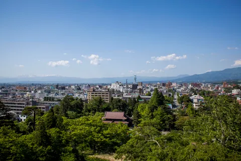 Aizu Wakamatsu — toà thành ngói đỏ Tsuruga, dốc Iimoriyama