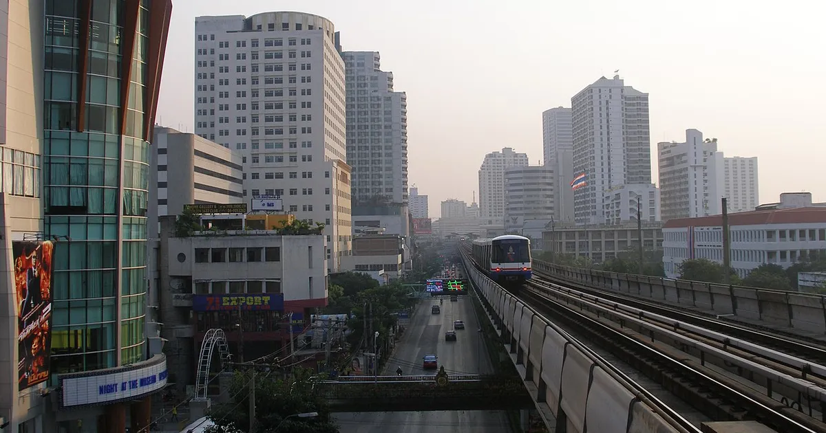 Hướng dẫn Sukhumvit Bangkok — mua sắm, massage, rooftop 2026