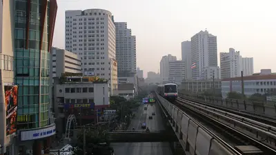 Hướng dẫn Sukhumvit Bangkok — mua sắm, massage, rooftop 2026