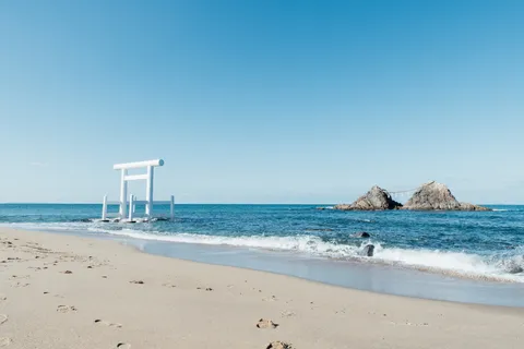 Du lịch Itoshima 2026 — biển, cafe view đại dương & torii trắng