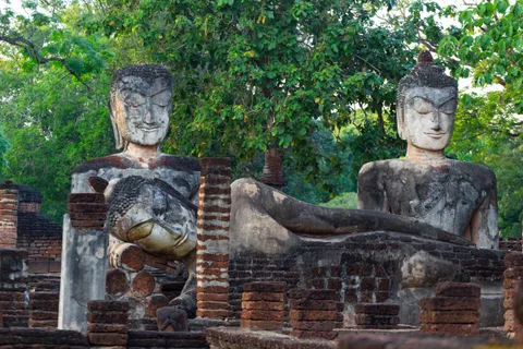 Kamphaeng Phet — công viên đền đá Aranyik phủ rêu giữa rừng