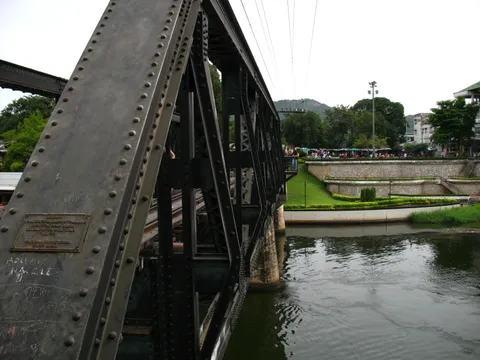 Kanchanaburi — thác Erawan, cầu sông Kwai, Death Railway