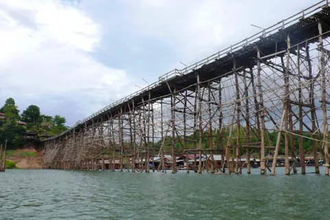 Sangkhlaburi — cầu gỗ Mon, chùa chìm Wat Wang Wiwekaram