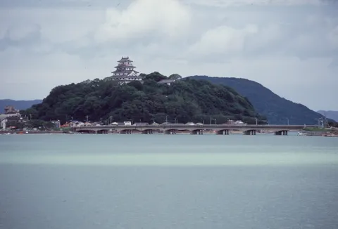 Karatsu Saga — lâu đài trắng bên bãi cát, rừng thông