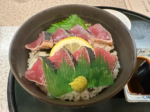 Chợ Hirome Kochi 2026 — katsuo tataki nướng rơm, rượu Tosa