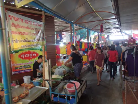 Koh Kret — đảo gốm người Môn ở Nonthaburi, chợ ven sông gần