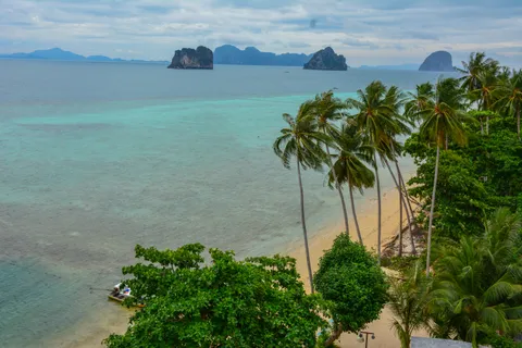 Koh Ngai — viên ngọc quần đảo Trang, rạn san hô ngay mép cát
