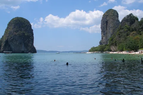 Tour bốn đảo cano — Hong, Poda, Tup, Chicken chọn chèo tay