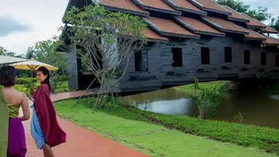 Mallika R.S.124 — mặc đồ Xiêm cổ ở Kanchanaburi