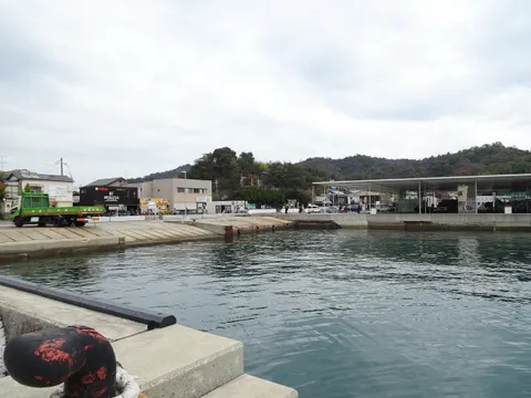 Phà ra đảo Naoshima — bến Uno và Takamatsu, lịch tàu, giá vé