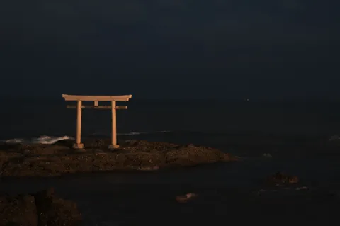 Oarai Isosaki — cổng torii đá giữa sóng biển ở Ibaraki