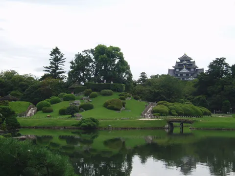Okayama — vườn Korakuen và thành Quạ Đen Ujo bên sông