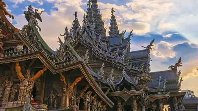 Lâu đài Sự Thật Pattaya — giá vé, giờ mở cửa, trang phục