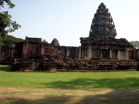 Phimai — đền Khmer cổ lớn nhất Thái Lan & cây đa Sai Ngam