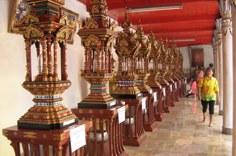 Phrae — phố gỗ tếch cổ, dinh thự Khum Chao Luang và cột đất