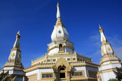Roi Et — Maha Chedi Chai Mongkhon và tượng Phật đứng Wat