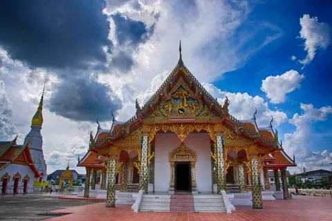 Sakon Nakhon — chùa Choeng Chum, hồ Nong Han và vải nhuộm