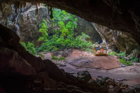 Sam Roi Yot — hang Phraya Nakhon mái thủng đón nắng, đầm sen
