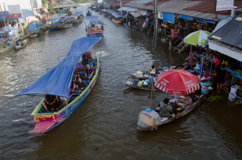 Chợ đường tàu Maeklong 2026 — đi thế nào, xem giờ nào?