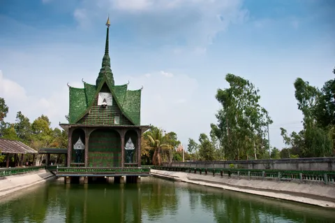 Si Sa Ket — chùa triệu vỏ chai và vách Pha Mo E Daeng