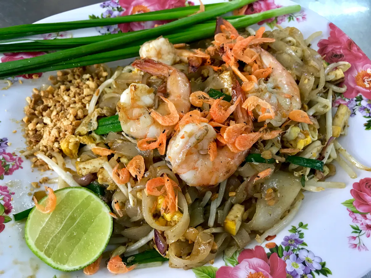 태국 음식 가이드 2026 — 팟타이, 똠얌꿍, 쏨땀 꼭 먹어야 할 20가지