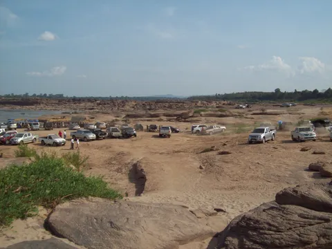 Ubon Ratchathani: hẻm đá Sam Phan Bok & tranh cổ Pha Taem
